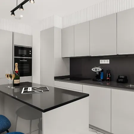 7 Luxury By Karat *